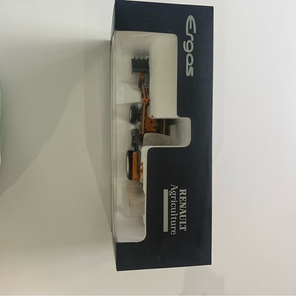 Universal Hobbies Renault Ergos 100 Tractor 1:32 Scale Die-Cast Model โ Rare - Picture 4 of 10